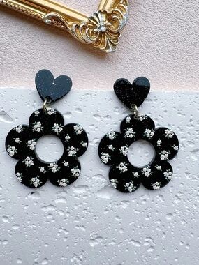 Womens Black Floral Daisy Earrings